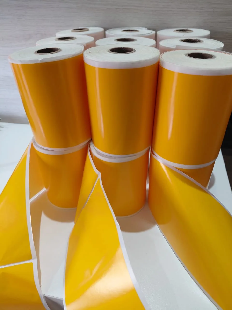 Adesivos especiais — trabalho Pantone Gráfica 8